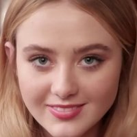 Kathryn Newton Naakt