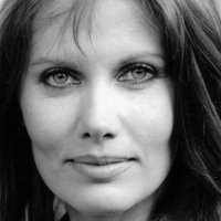 Maud Adams Naakt
