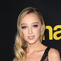 Phoebe Dynevor Naakt