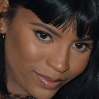 Renell Medrano Naakt