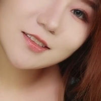 Uying Naakt